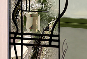 Стильная комбинация из витража, стеклянной крошки и фацетных элементов